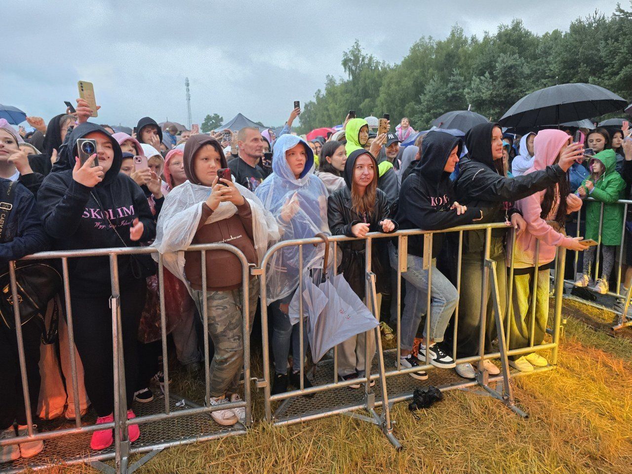 Istne szaleństwo mimo deszczu. Skolim i Baciary porwali publiczność nad zalewem w Rydzynie