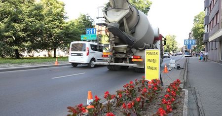 Testy emisji zanieczyszczeń w Warszawie. Auta sprawdzają zdalnie