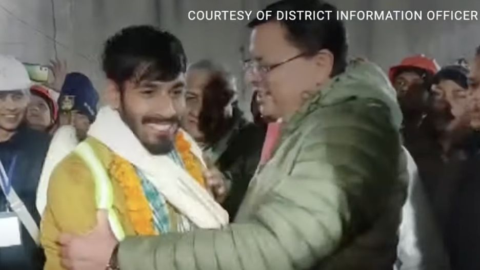 Radosny moment przywitania uratowanych pracowników drogowych, którzy 17 dni spędzili w zawalonym tunelu