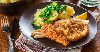Skończ z nudnymi schabowymi. Zrób w 30 minut chrupiący kotlet po czesku