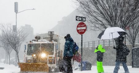 Burza śnieżna paraliżuje USA. Blisko 900 tys. gospodarstw bez prądu