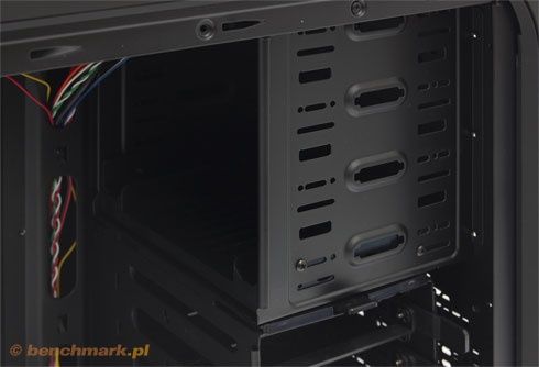 BitFenix Survivor Core - zatoki napędów optycznych