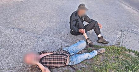 Położyli się na jezdni. Potem chwycili za telefony. Niebywałe