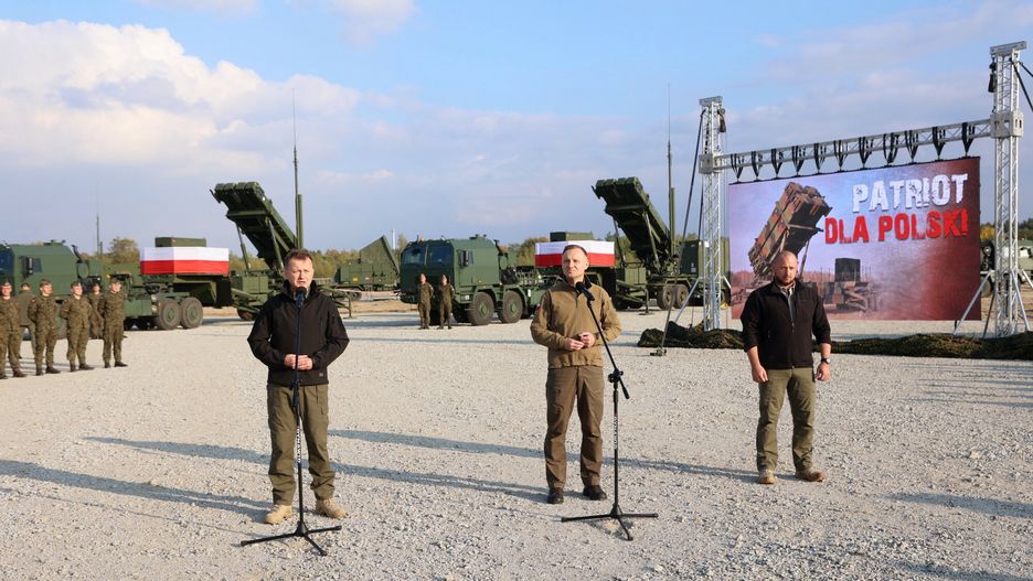 Testy Patriot�w w Toruniu
Fot. Piotr Molecki/East News, Torun, 14.10.2022. Testy polskich Patriotow i pozostalych elementow systemu obrony powietrznej sredniego zasiegu Wisla w Toruniu.
N/z: wicepremier, minister obrony narodowej Mariusz Blaszczak, prezydent Andrzej Duda
Piotr Molecki