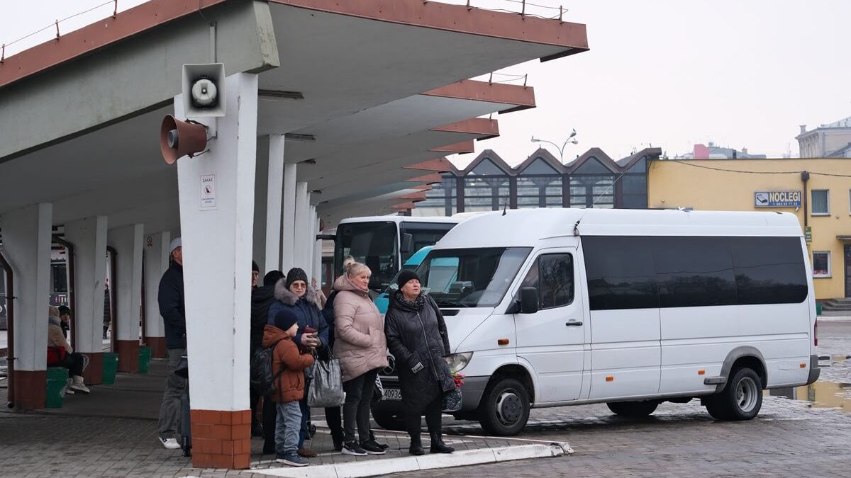 Pasażerowie oczekujący na busa na dworcu pks przy al. Tysiąclecia w Lublinie