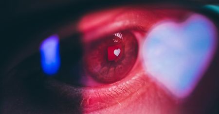 Walka z botami. Tinder i Zoom wprowadzają skan tęczówki
