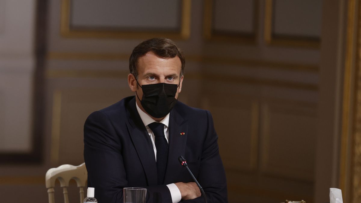 epa09167027 French President Emmanuel Macron meets with French Labour Union representatives in preparation for the Porto European summit, at the Elysee Palace in Paris, France, 29 April 2021.  EPA/YOAN VALAT / POOL Dostawca: PAP/EPA.