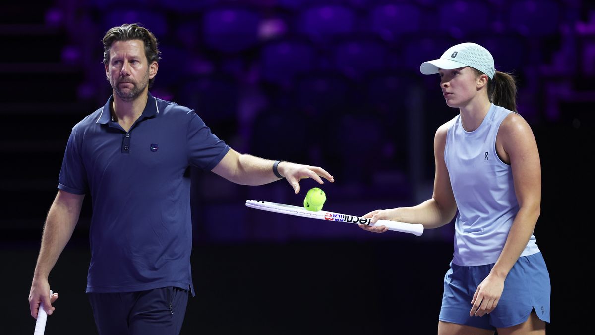RIYADH, SAUDI ARABIA - OCTOBER 30: Iga Swiatek of Poland talks with her new coach Wim Fissette during a practice session ahead of WTA Finals Riyadh as part of the Hologic WTA Tour 2024 at King Saud University Indoor Arena on October 30, 2024 in Riyadh, Saudi Arabia. (Photo by Clive Brunskill/Getty Images)