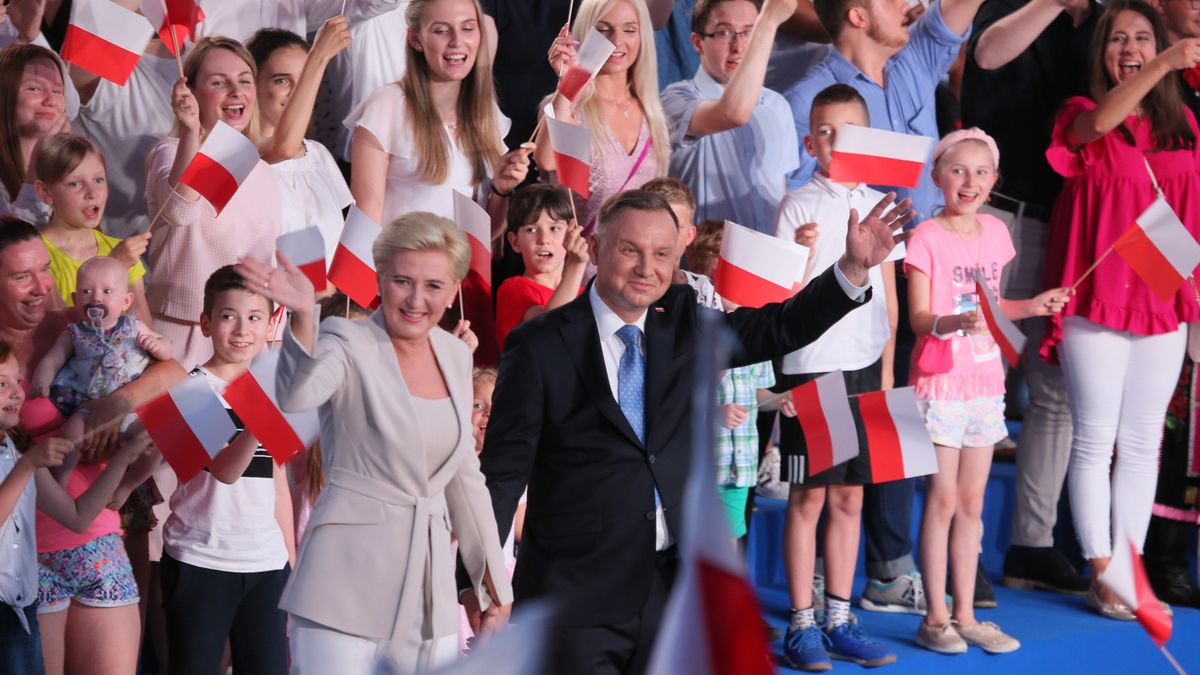 Andrzej Duda wygrał wybory prezydenckie. Do drugiej tury wszedł również Rafał Trzaskowski