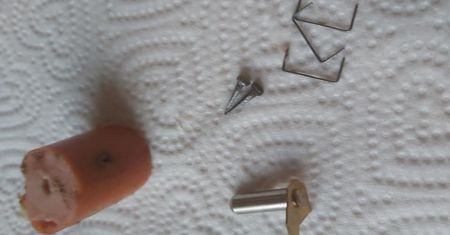 Znów ktoś rozrzuca kiełbasę z metalowymi elementami. Uważajcie na swoje psy!