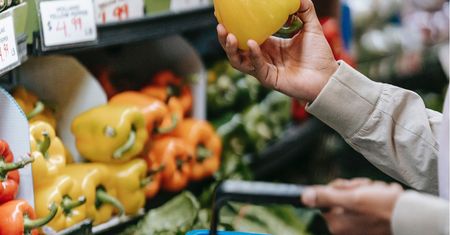 Krótki termin przydatności, ale o połowę taniej. Tak oszczędzają Polacy