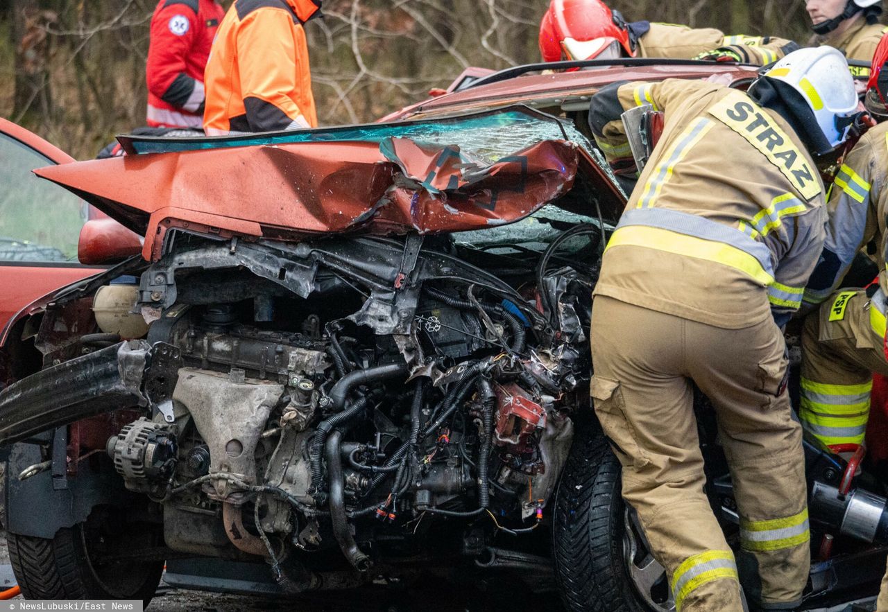 Pociąg uderzył w samochód. Dwie osoby zginęły na miejscu