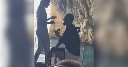 Uklęknął przed Olą. Nagle taki ruch ręką. Zobaczcie sami