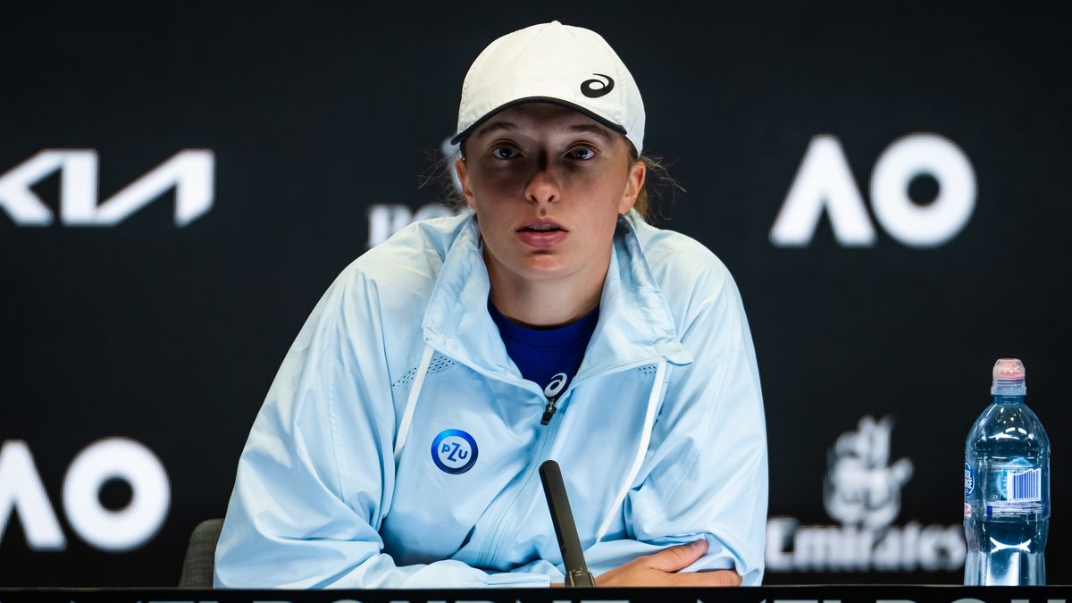 Na zdjęciu Iga Świątek w stroju z logiem PZU