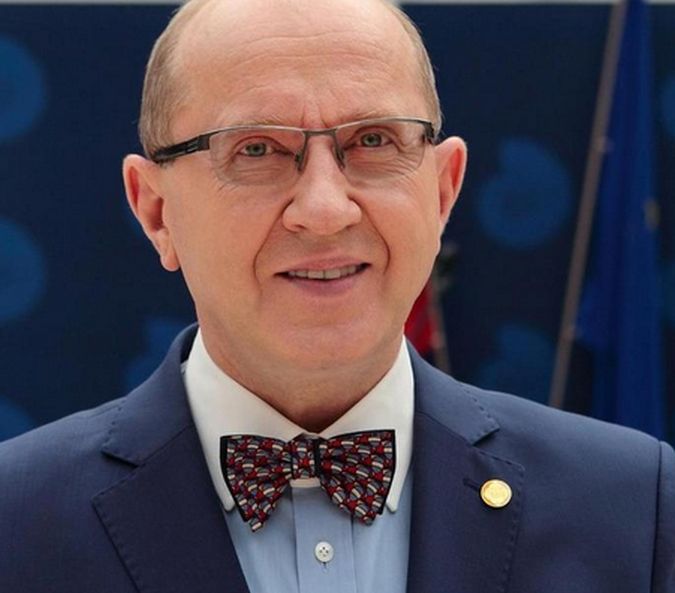 Prof. Skarżyński jest otolaryngologiem i foniatrą