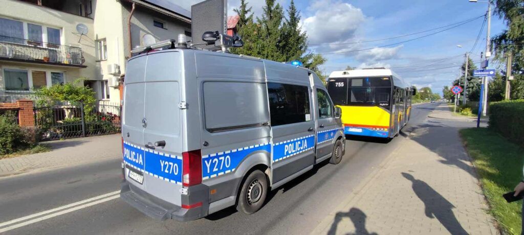 Płock: Gwałtowne hamowanie autobusu w związku z zajechaniem drogi przez 77-latka. Ranni pasażerowie w wieku 78 i 87 lat