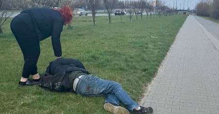 Leżał na trawie. Nikt nie reagował. Apel służb