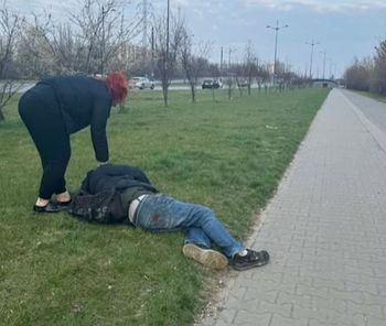 Leżał na trawie. Nikt nie reagował. Apel służb