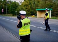 Policja mierzy prędkość różnymi urządzeniami