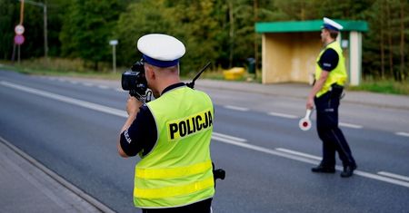 Wyższe dodatki dla policjantów. Minister zapowiada