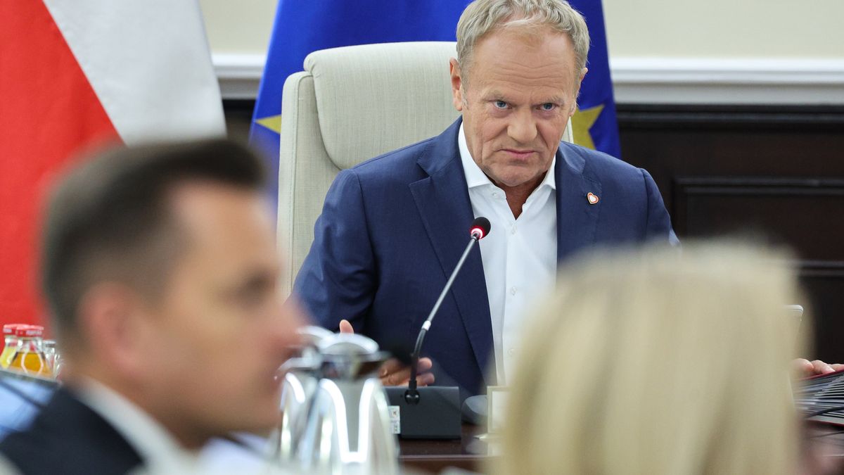 Warszawa, 06.05.2025. Premier Donald Tusk (C) podczas posiedzenia rządu w siedzibie KPRM w Warszawie, 6 bm. Rada Ministrów ma zająć się m.in projektami deregulacyjnymi, projektem ustawy o zmianie ustawy o obronie Ojczyzny oraz niektórych innych ustaw i projektem ustawy o zmianie ustawy o systemie ubezpieczeń społecznych oraz niektórych innych ustaw. (jm) PAP/Szymon Pulcyn