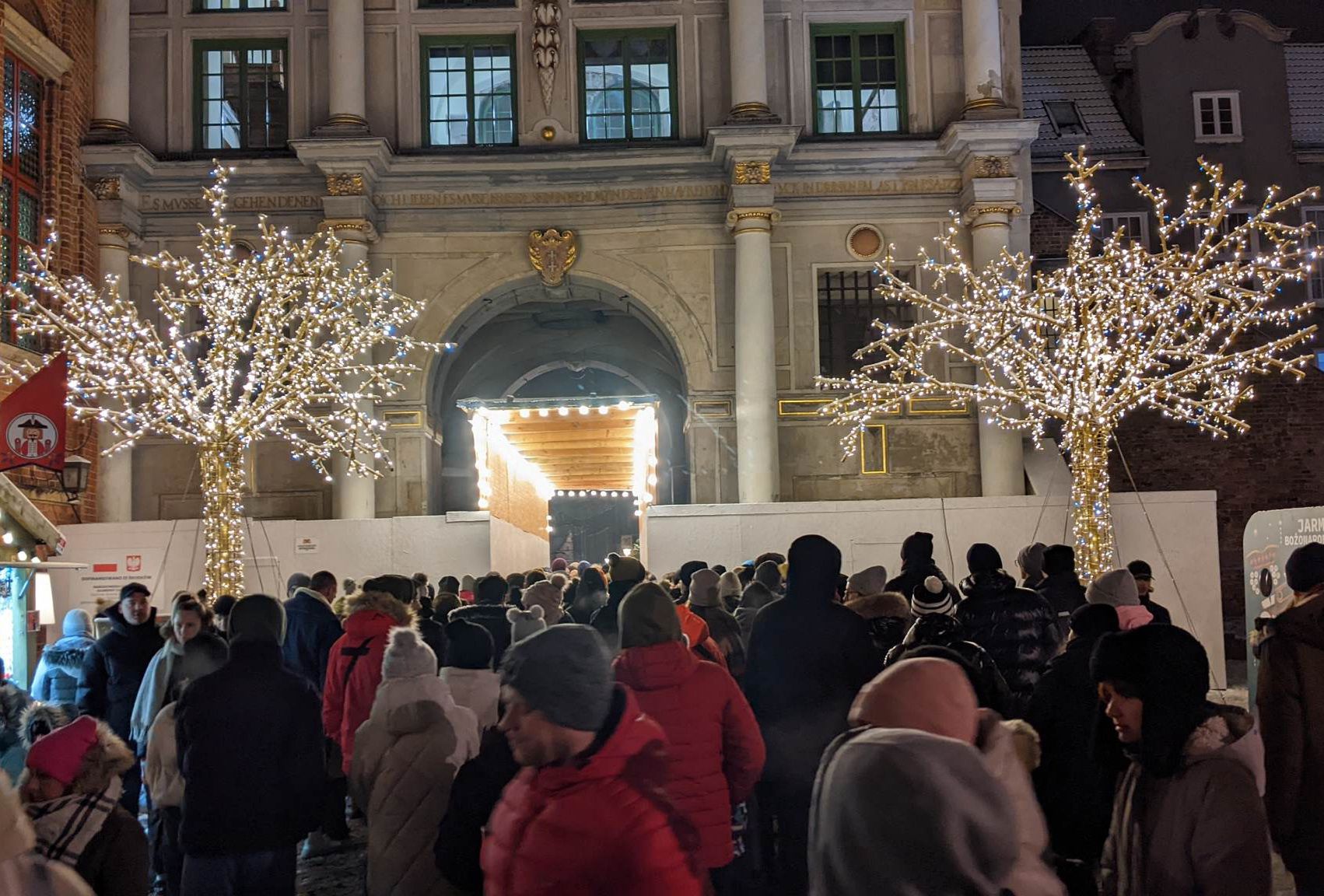 Tłum przed Złotą Bramą