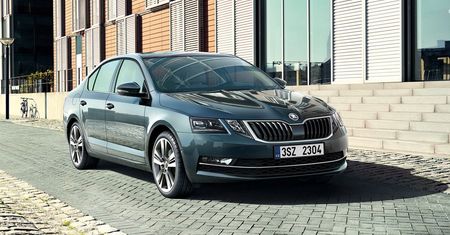 Škoda zrezygnuje z dzielonych świateł w Octavii. Będzie też "hybryda"