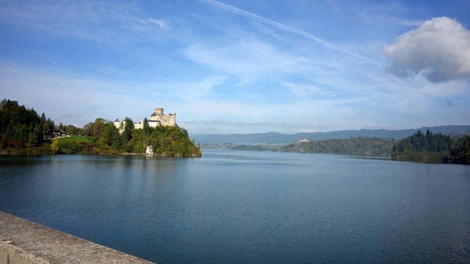 Nad jeziorem Czorsztyńskim znajduje się Zamek Dunajec w Niedzicy