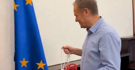 Specjalny prezent dla Donalda Tuska. Zawisło w jego gabinecie