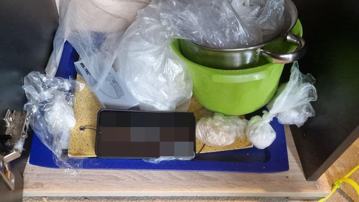 Mefedron i amfetamina w mieszkaniu 31-latka