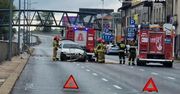 Warszawa: Kierujący BMW wjechał w barierki w Wawrze. Droga była zablokowana
