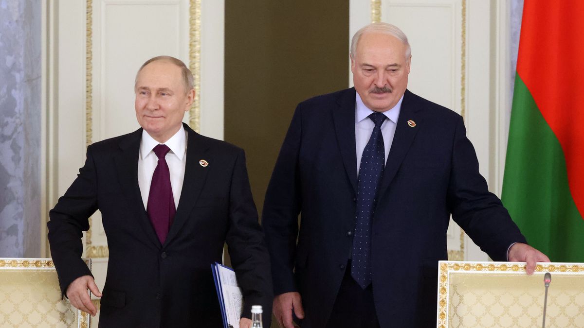 SAINT PETERSBURG, RUSSIA - JANUARY 29: (RUSSIA OUT) Russian President Vladimir Putin (L) and Belarussian President Alexander Lukashenko (R) enter the hall during the plenary session of the Supreme Council of Russia and Belarus, at the Konstantin Palace on January 29, 2024, in Saint Petersburg, Russia. Belarussian President Lulashenko is having a three-days visit to Saint Petersburg. (Photo by Contributor/Getty Images)