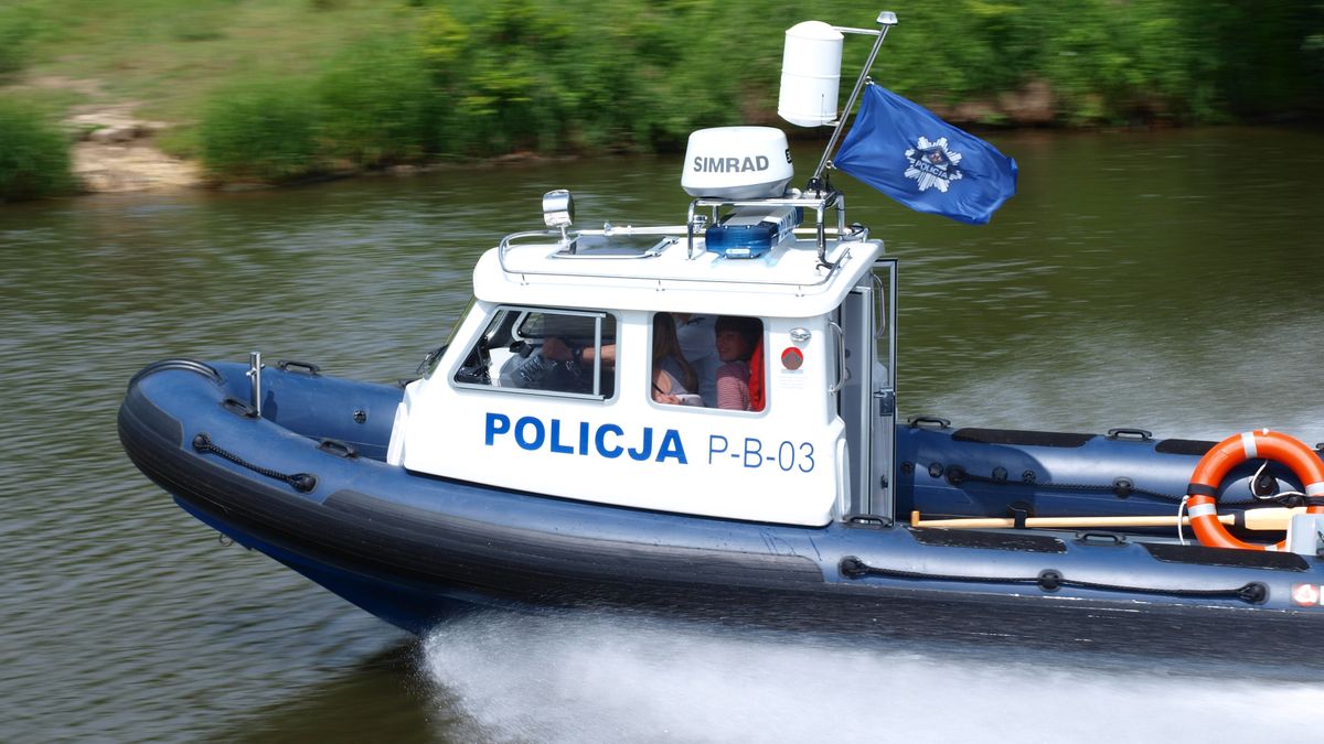 policja wodna rzeka woda łódź patrol