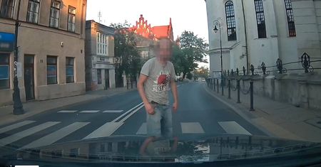 Wszedł na jezdnię, stanął na przejściu dla pieszych przed autem i nawet nie myślał o zejściu na chodnik. Nagranie Czytelnika