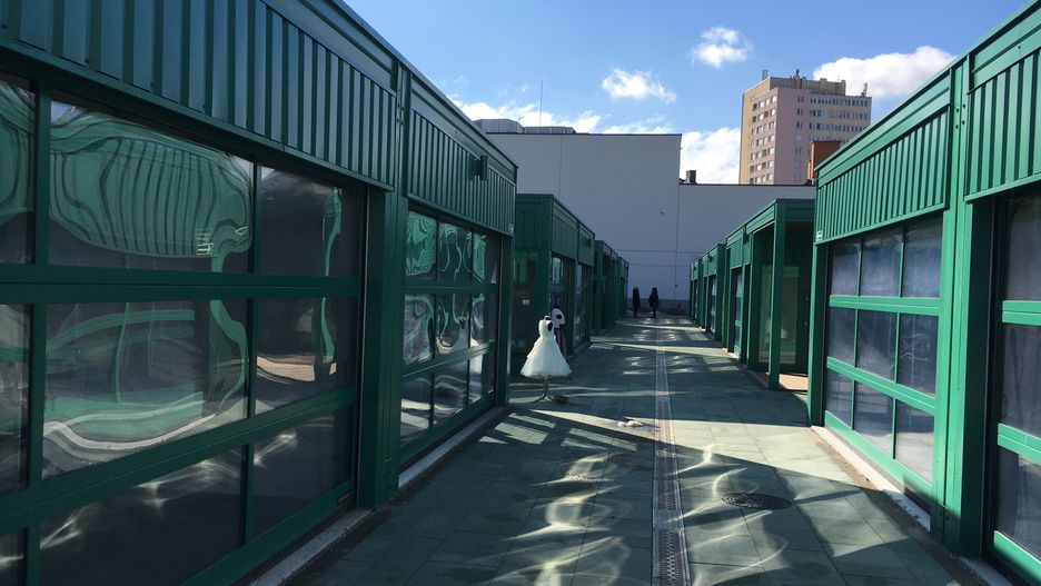 Warszawa. Eleganckie, przeszklone pawilony denerwują nieco tych, którzy uwielbiali drewniane, tajemnicze korytarzyki pełne budek zbijanych z recyklingowego drewna. Bazar Różyckiego przeszedł metamorfozę. Lato pokaże, czy wrócą tu ludzie