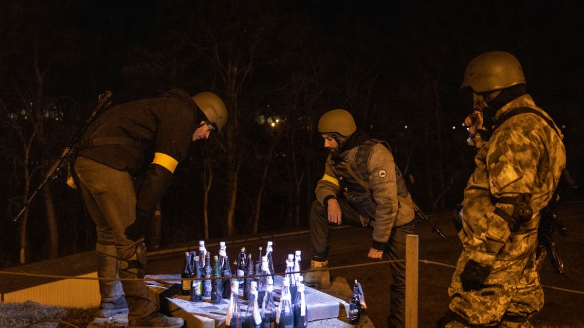 Ukraińscy żołnierze podczas rozgrywanej przy użyciu koktajli Mołotowa partii szachów. Kijów, 6 marca 