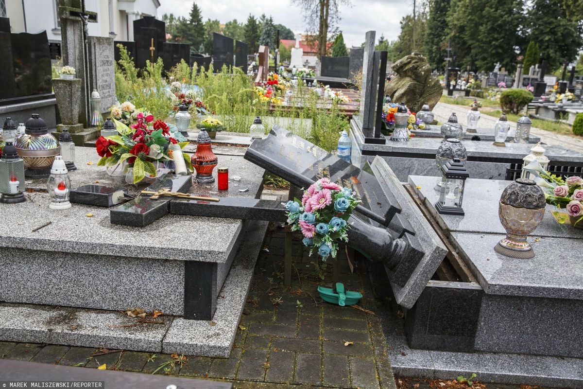 Zniszczone nagrobki na cmentarzu w Łomży