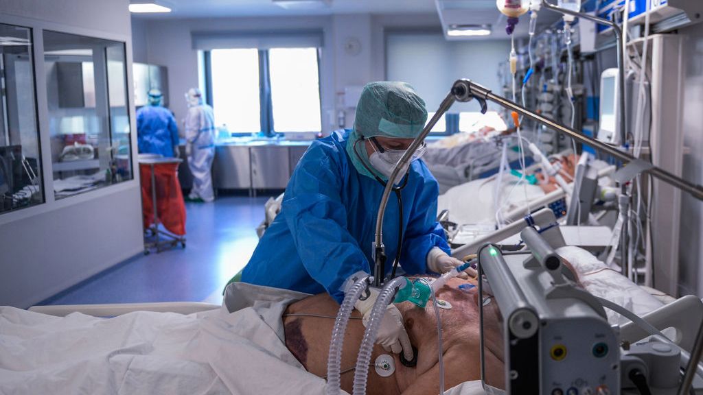 Niezaszczepieni 2,4 razy bardziej narażeni na ciężki przebieg COVID-19