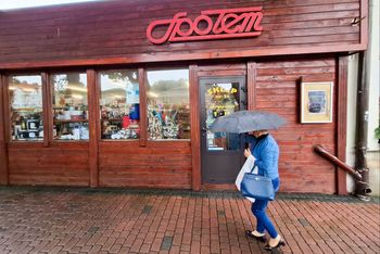 Handlowy kolos się kurczy. Zamknął kilkadziesiąt sklepów