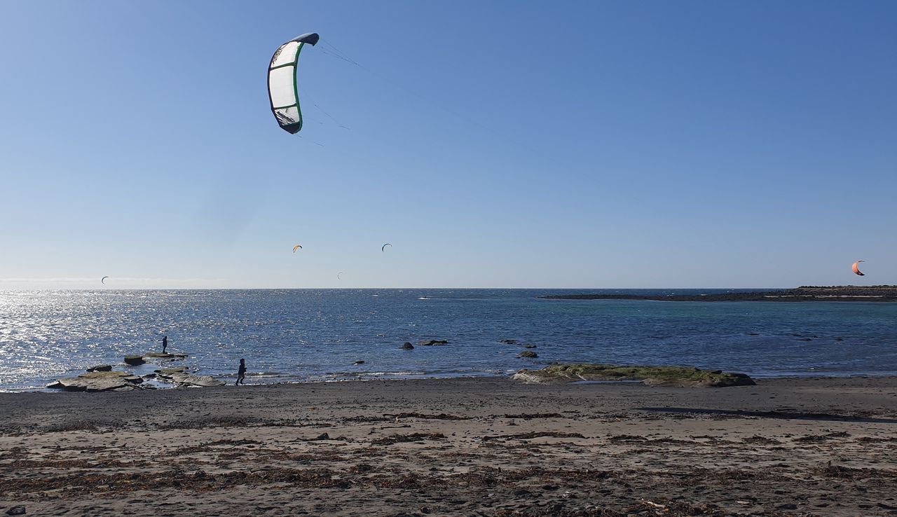 Podczas izolacji nie można było spotykać się w tłumie - ale można było surfować. Kite surferzy w Seltjarnarnes.