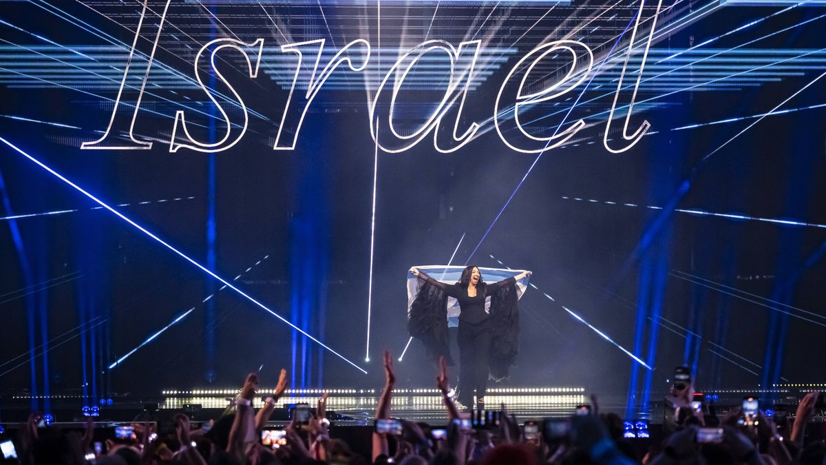69th Eurovision Song Contest - Grand Final
epa12111126 Israel's Yuval Raphael takes part in the flag parade during the final at the 69th Eurovision Song Contest in Basel, Switzerland, 17 May 2025.  EPA/GEORGIOS KEFALAS 
Dostawca: PAP/EPA.
GEORGIOS KEFALAS
person, show, costume, competition