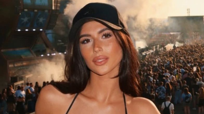 Roksana Węgiel w czarnym staniku bawi się na festiwalu