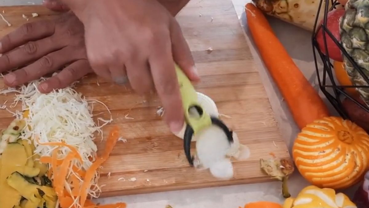 TikToker pokazał, w jaki sposób obierać cebulę