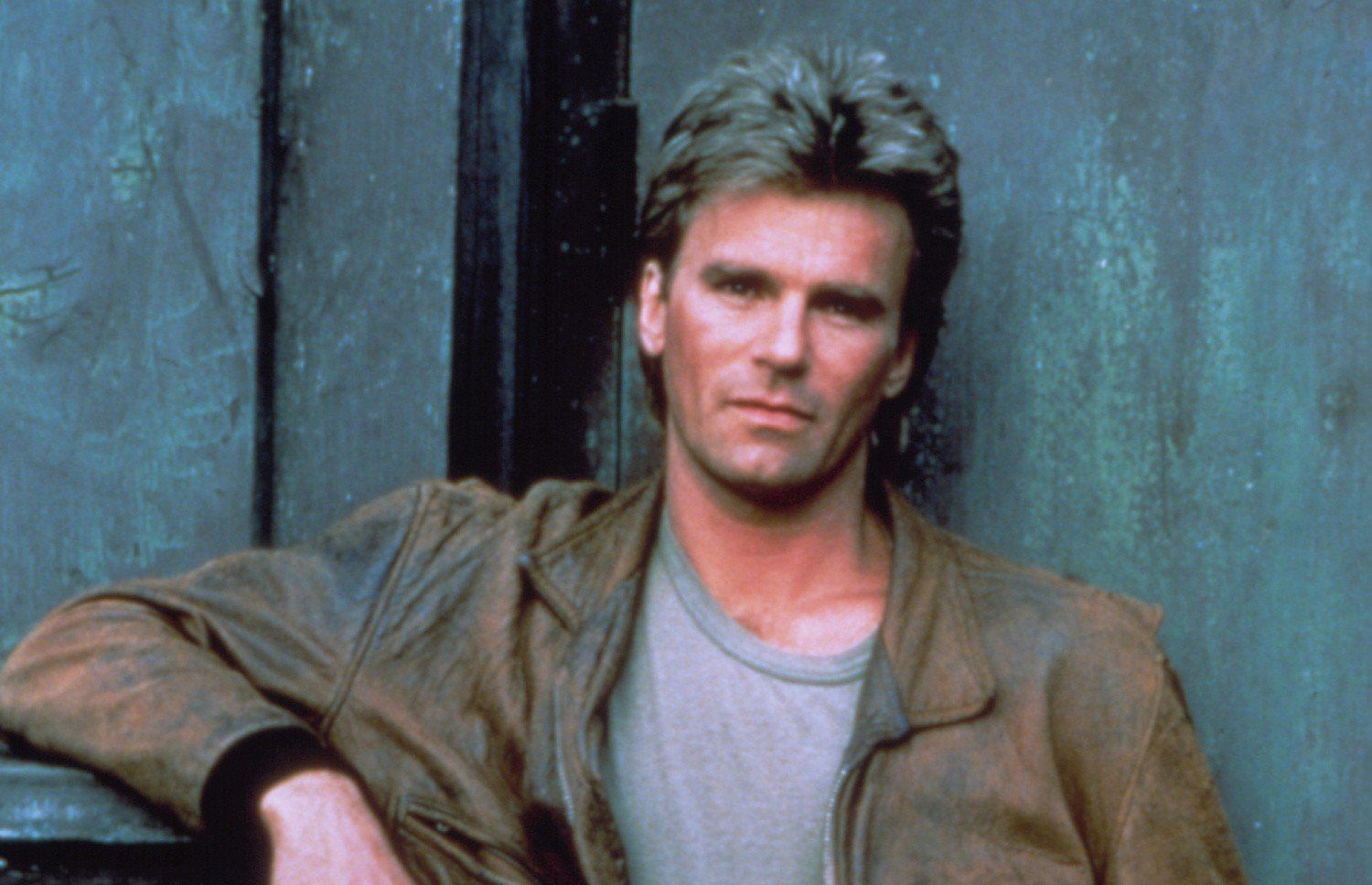 Główną rolę w filmie zagrał Richard Dean Anderson. Na swoim koncie ma grę w takich filmach i serialach, jak:Szpital miejskiStatek miłościGwiezdne wrotaZwyczajni bohaterowieOczami mordercyW pułapce namiętnościPolowanie na strażakówZobaczcie, jak dziś wygląda Richard Dean Anderson, odtwórca głównej roli w serialu &#34;MacGyver&#34;. Zdjęcia &gt;&gt;&gt;&gt;