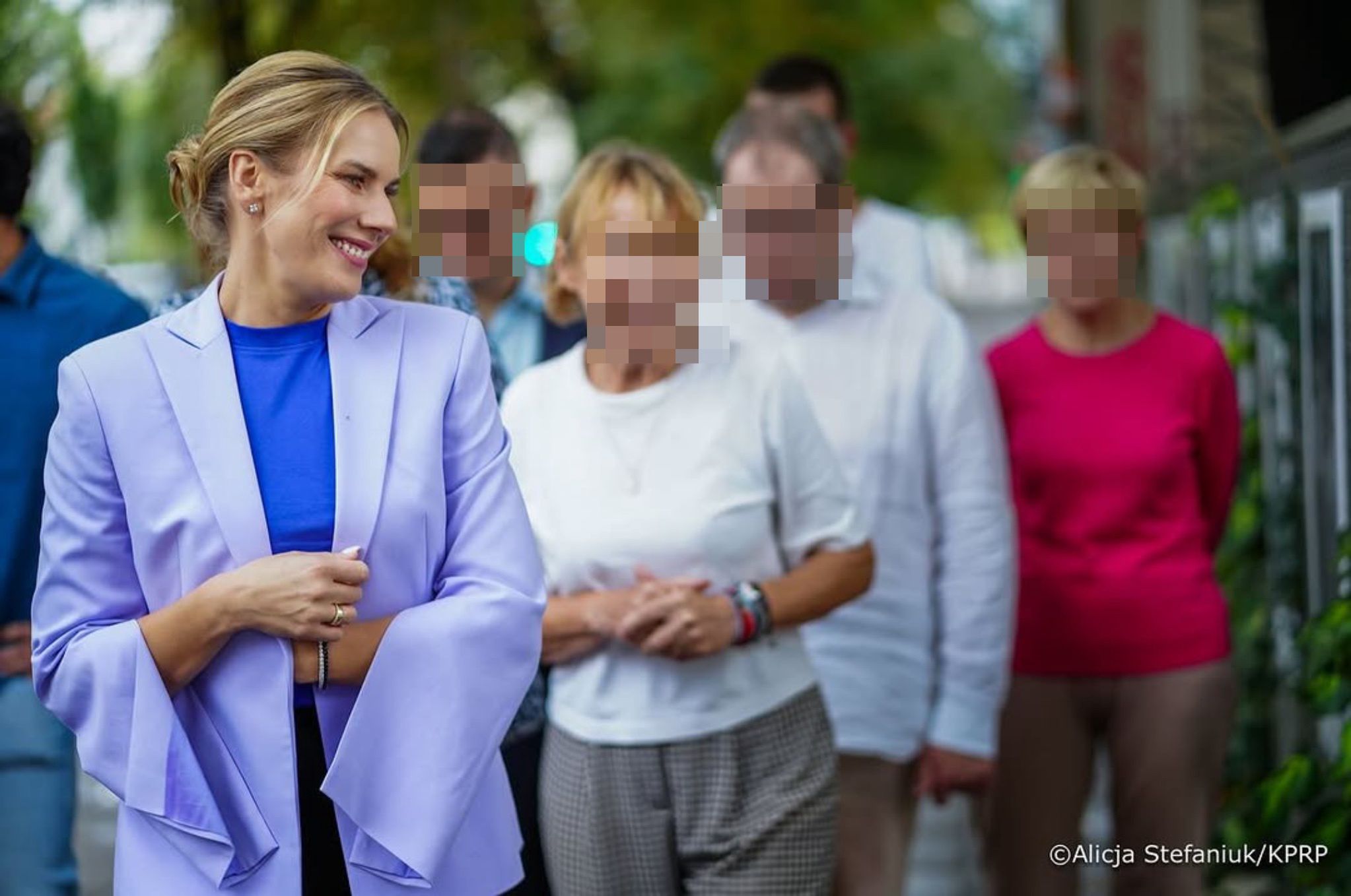 Marta Nawrocka w kolorowej stylizacji