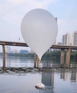 Setki balonów ze śmieciami poleciało na Seul. Wiadomo, czemu to robią