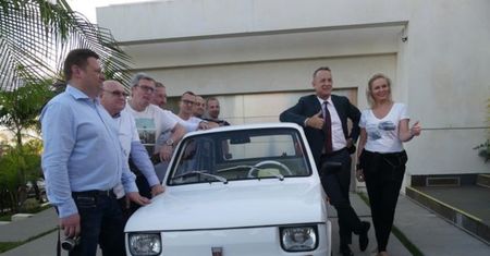 Dostał auto od Polaków. Tom Hanks powiedział, co stało się z Maluchem
