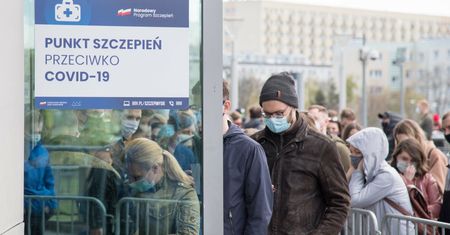 Szczepienia w Polsce. W punktach i przychodniach chaos po słowach ministra. "Telefony się urywają"
