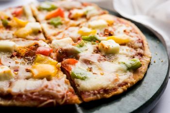 Smakuje lepiej od kalafiora. Ten spód do pizzy pokochają osoby na diecie