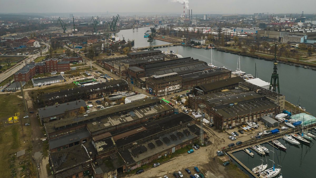 Teren Cesarskiej Stoczni w Gdańsku z lotu ptaka